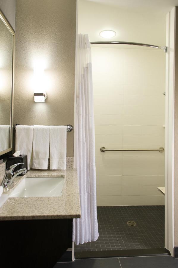 Holiday Inn Express And Suites Madison Central By Ihg Exterior photo