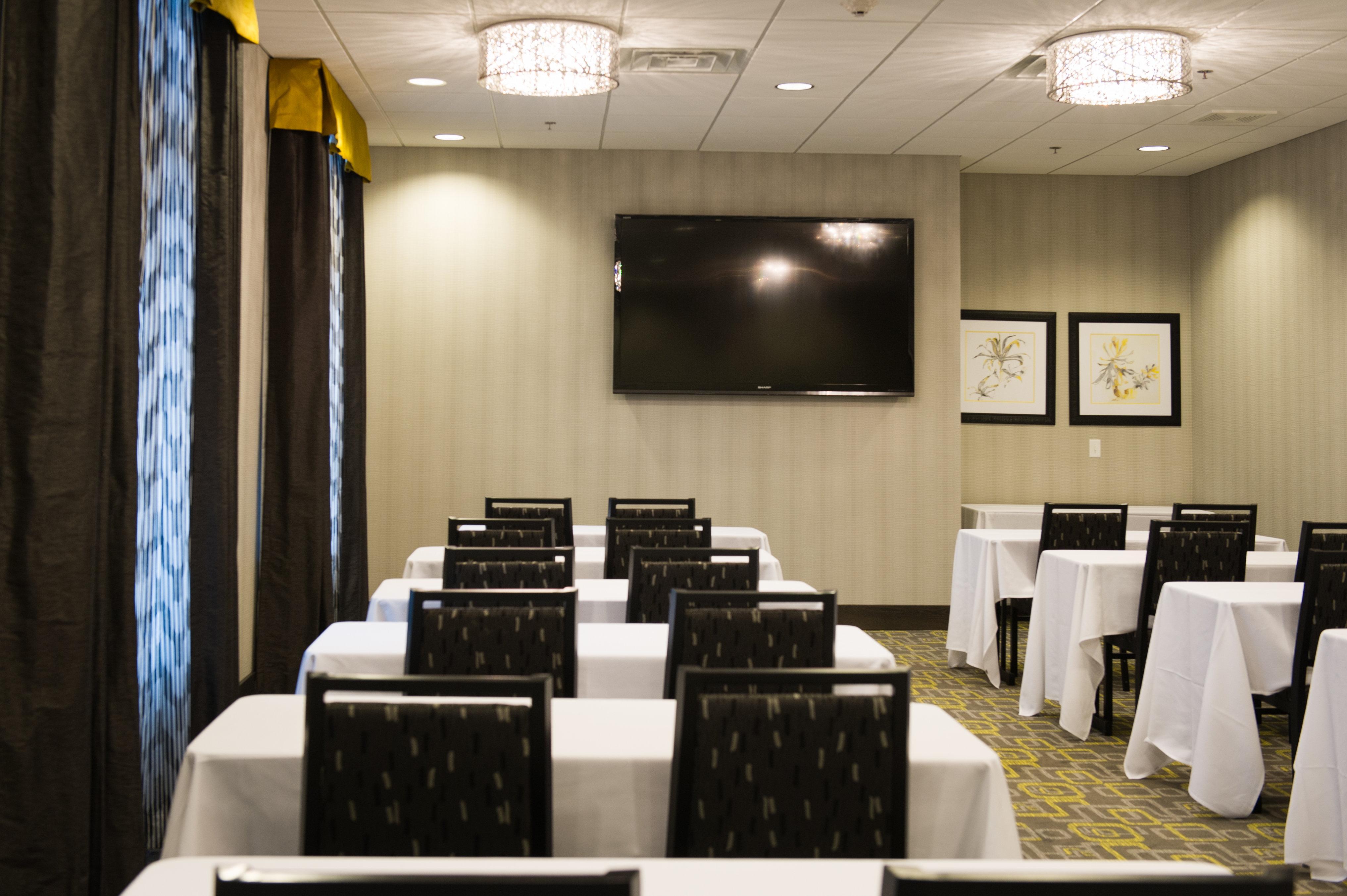 Holiday Inn Express And Suites Madison Central By Ihg Exterior photo