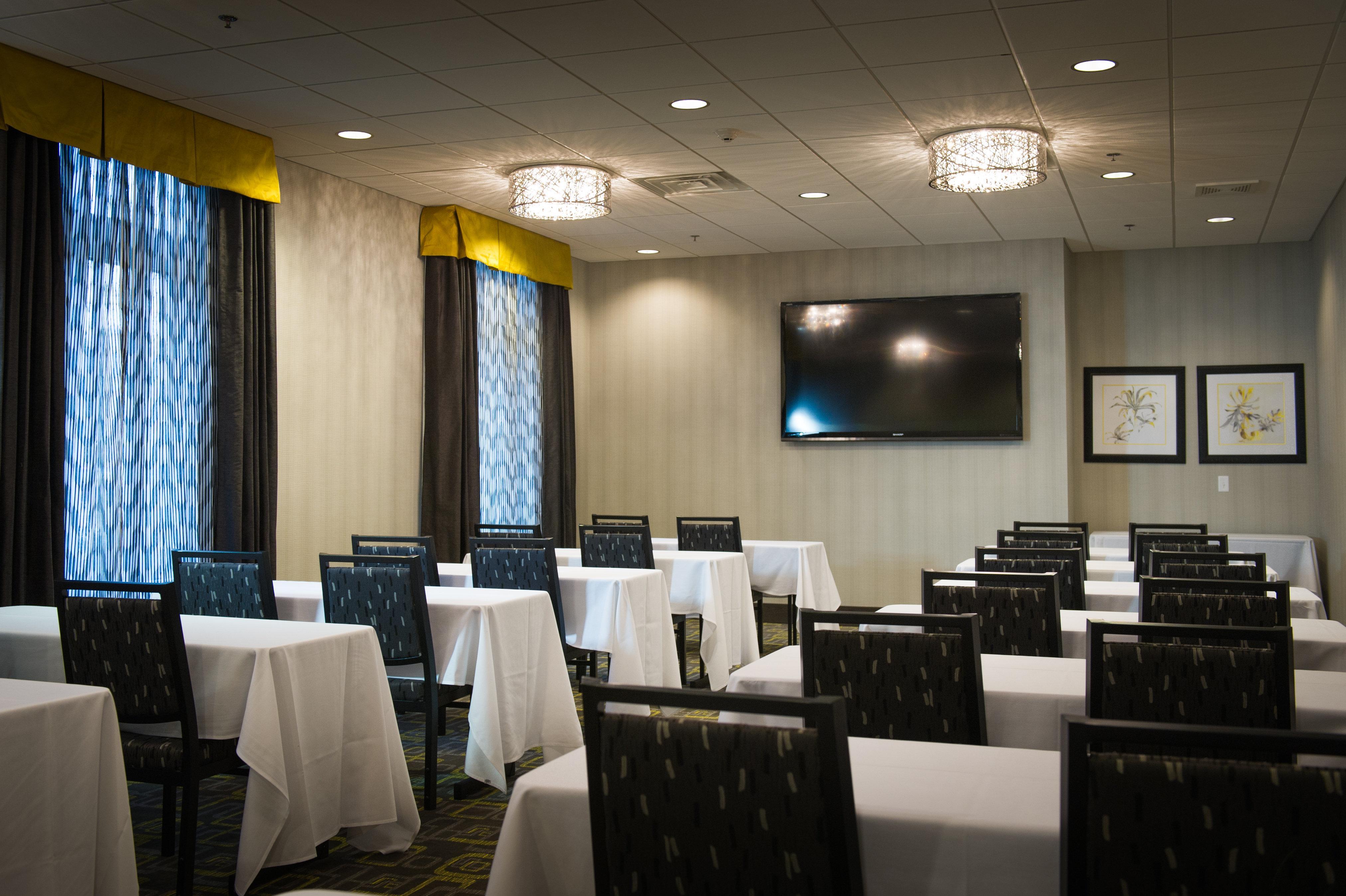 Holiday Inn Express And Suites Madison Central By Ihg Exterior photo